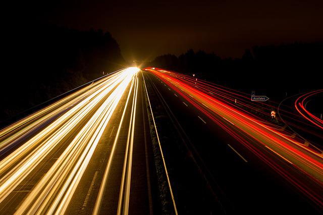 Oświetlenie pojazdów – w jaki sposób wybrać lampy przednie oraz tylne. O reflektorach samochodowych słów kilka